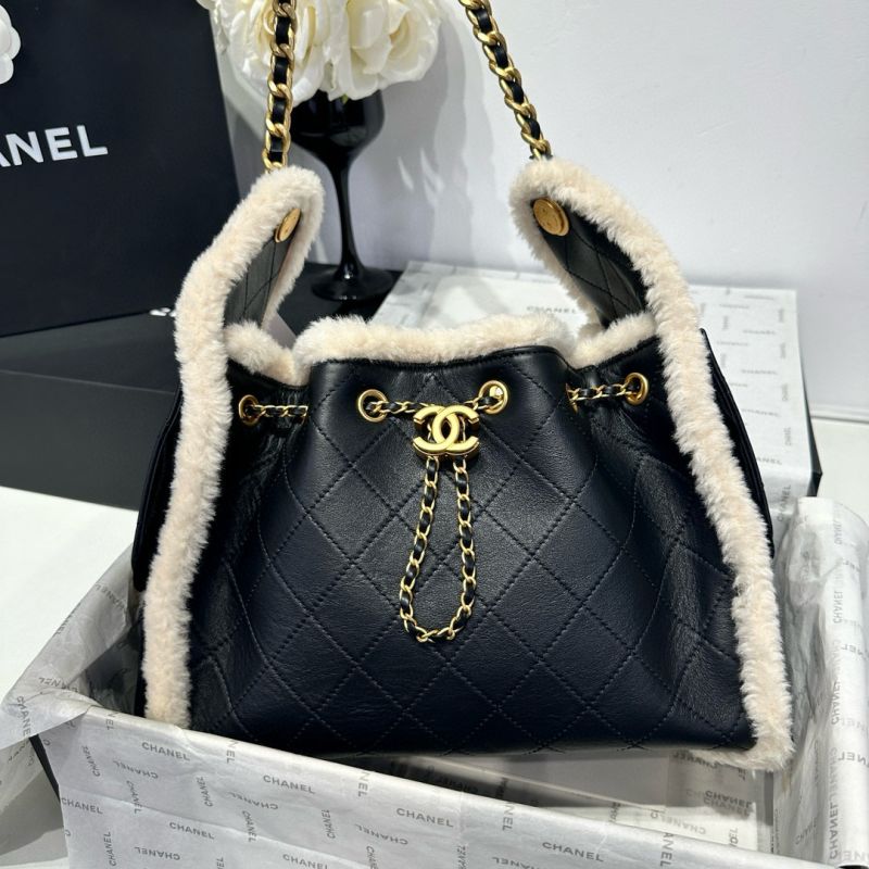 Chanel 25 Small handbag in shearling Sheepskin-Black/white